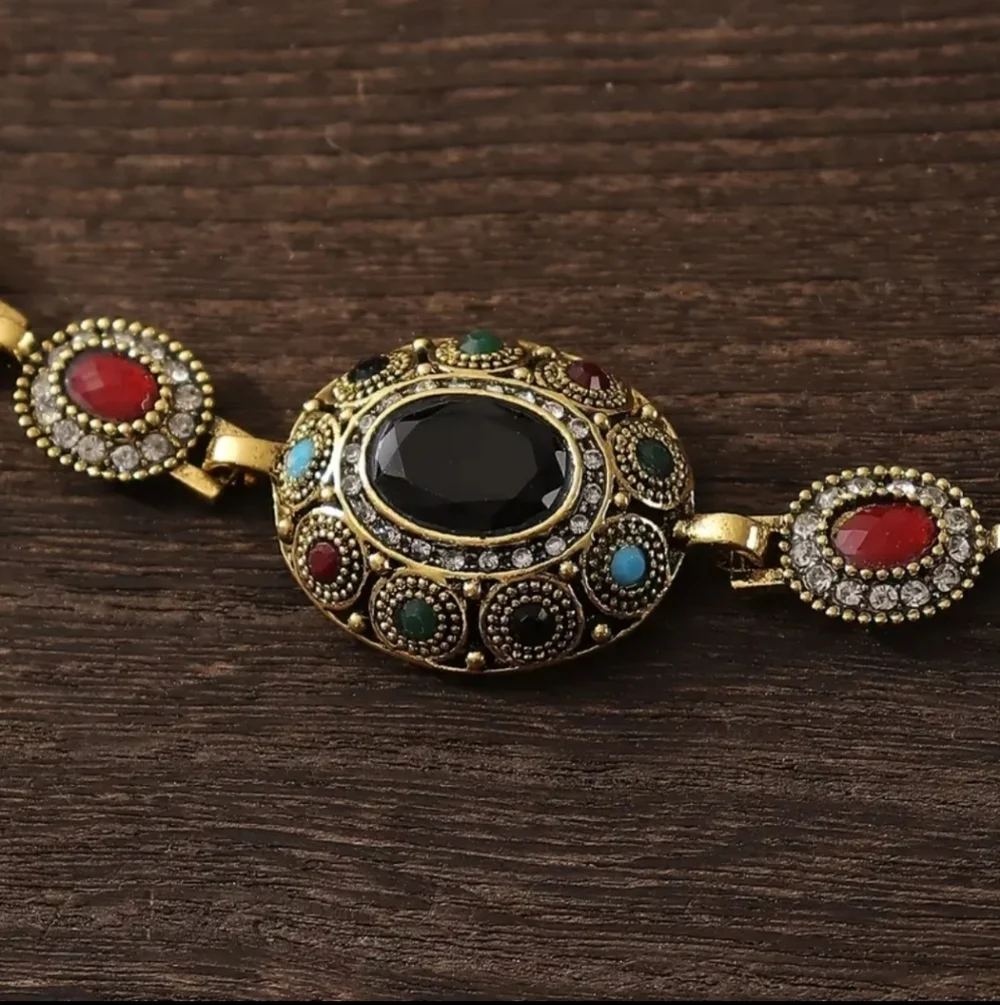 NEW! Starry Chic Vintage Bracelet – Glam Up Your Look!